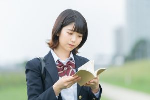 本を読む女子高生